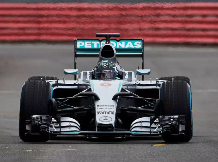 Foto zur News: Erste Runden in Silverstone: Mercedes zeigt Auto für 2015