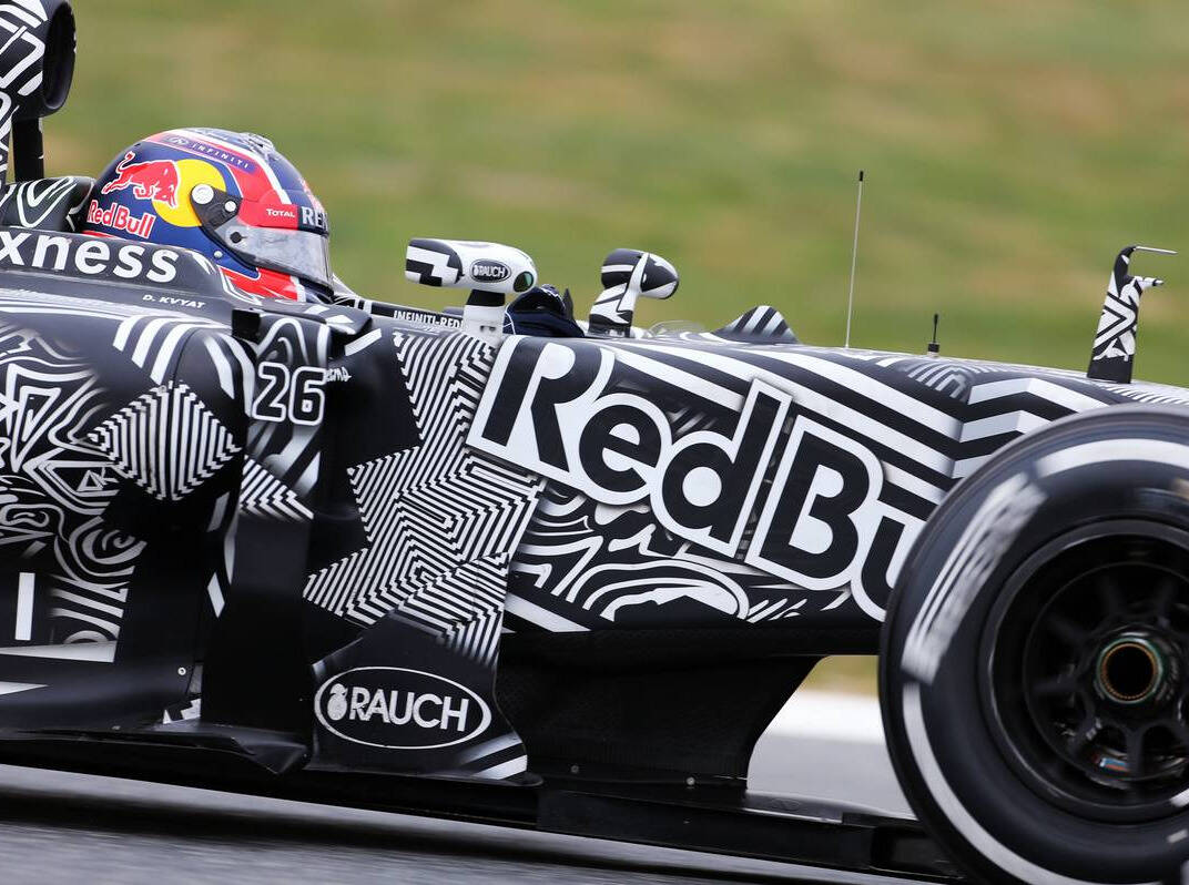 Foto zur News: Red Bull: Daniil Kwjat mimt das Duracell-Häschen