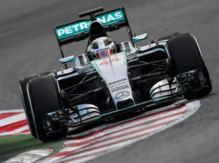 Lewis Hamilton Foto zur News: Hamilton schwört auf Nummer 44: "Die 1 sah nicht gut aus"