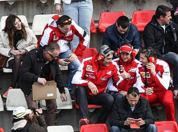Foto zur News: Arrivabene bei den Fans: Ferrari-Teamchef provoziert