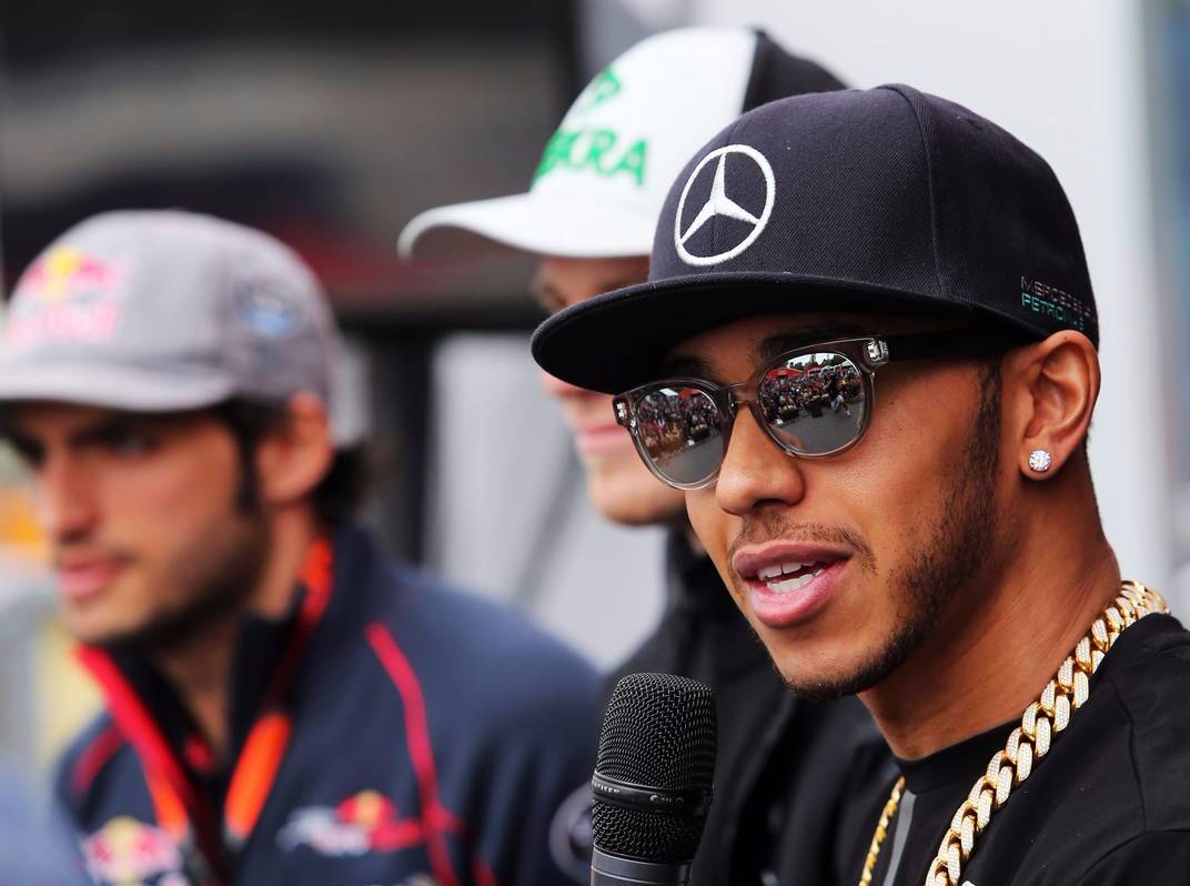 Foto zur News: Lewis Hamilton gegen Mercedes-Einbremsung: "Unfair"