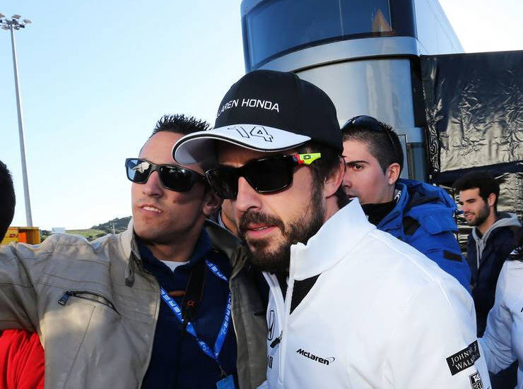 Foto zur News: TV-Experte Surer über Alonso-Unfall: "Windböe? Blödsinn!"