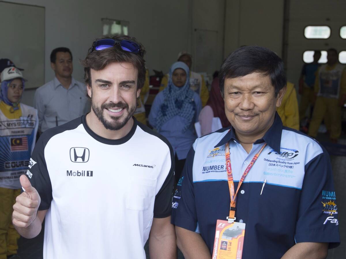 Foto zur News: Fernando Alonso und Valtteri Bottas: Startfreigabe für Malaysia