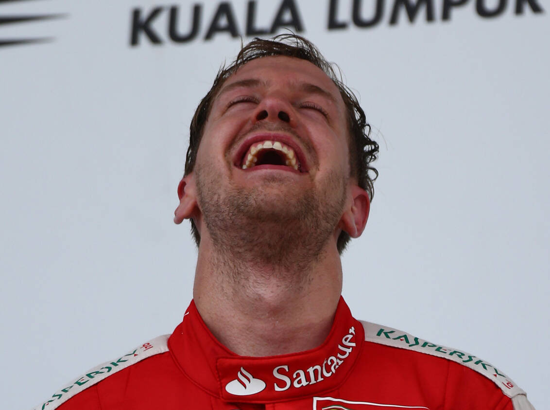 Foto zur News: Schumachers Flaggenritual in Maranello: Selbst Vettel staunte