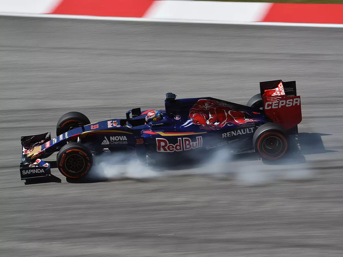 Carlos Sainz Foto zur News: Carlos Sainz bügelt Fernando Alonso: "Er ist mein Held"