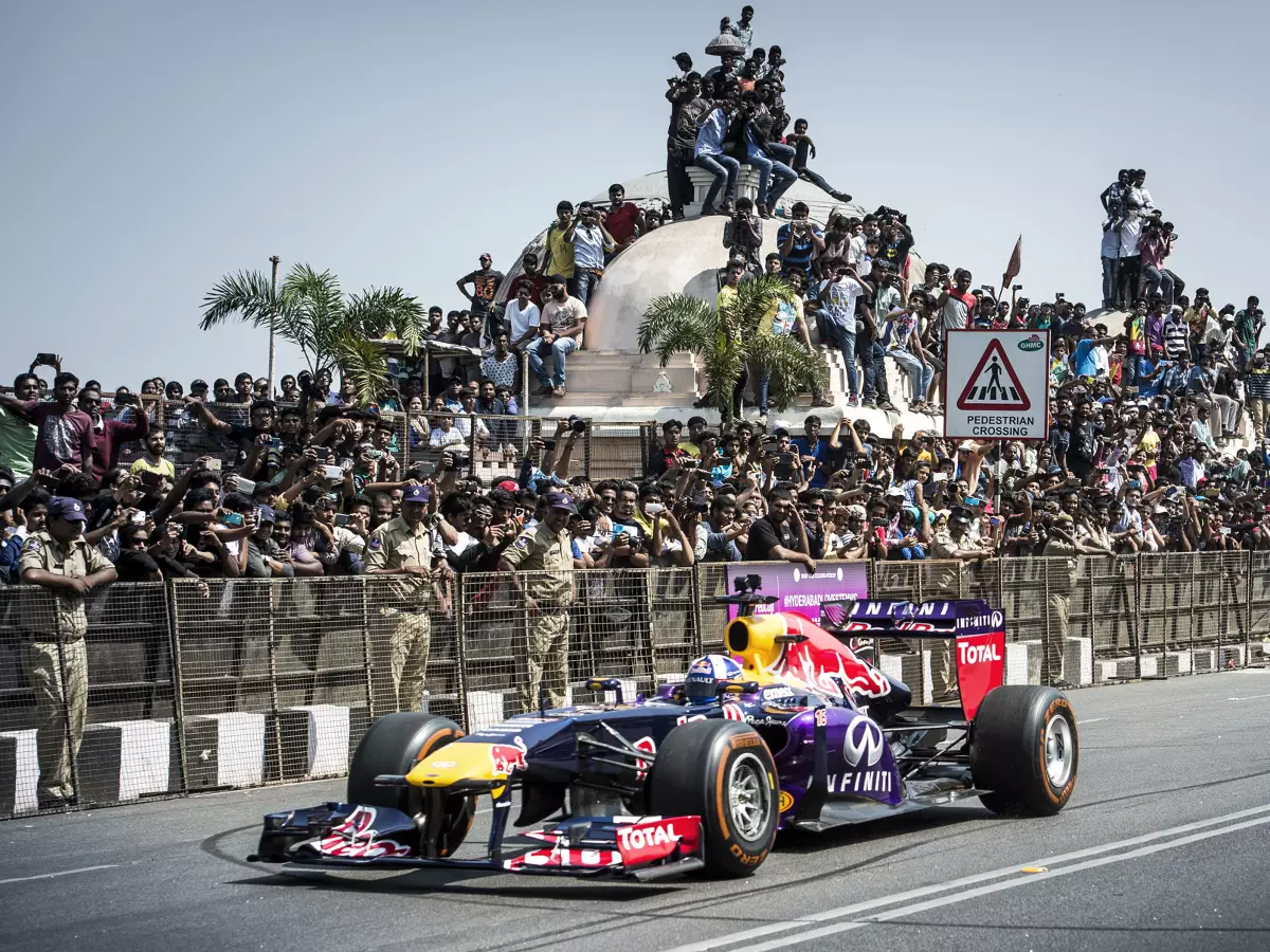 Foto zur News: David Coulthard bei Formel-1-Demo: Fauxpas mit Flagge