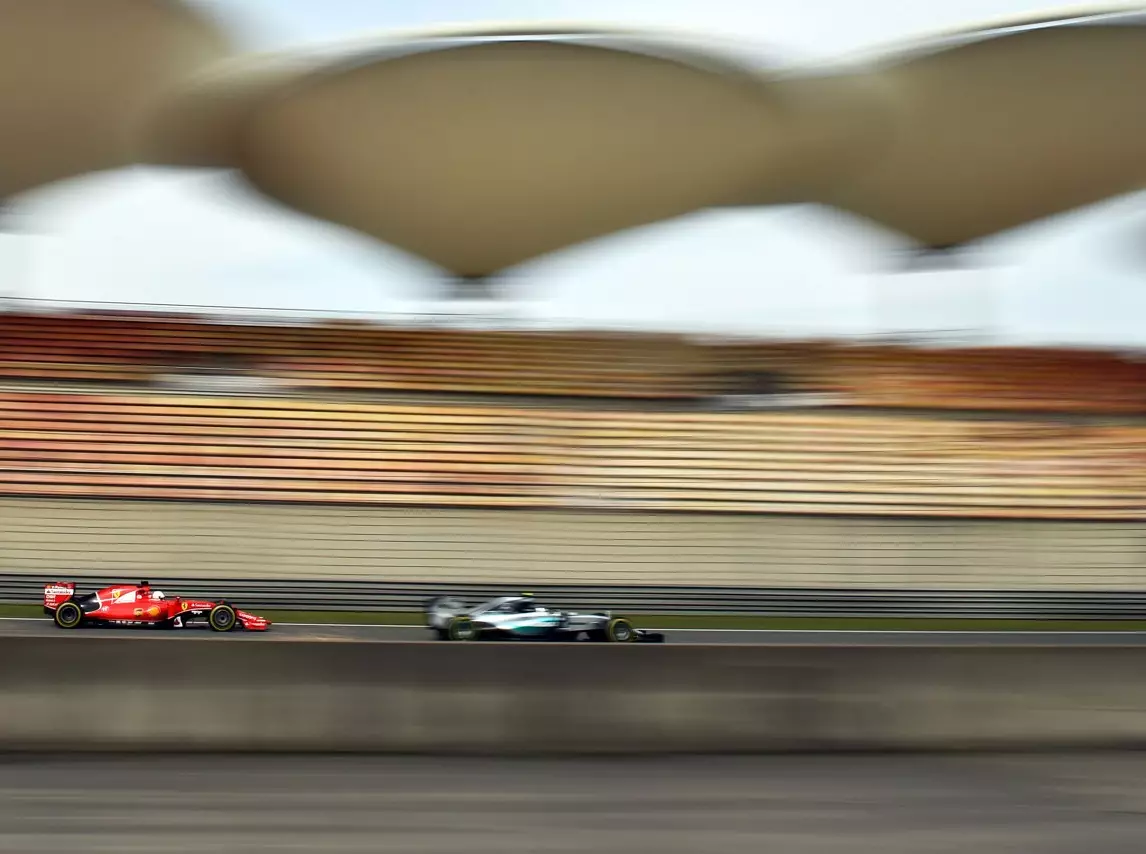 Sebastian Vettel, Nico Rosberg Foto zur News: Mercedes in Gefahr? Vettel: "Da müsste einiges passieren"