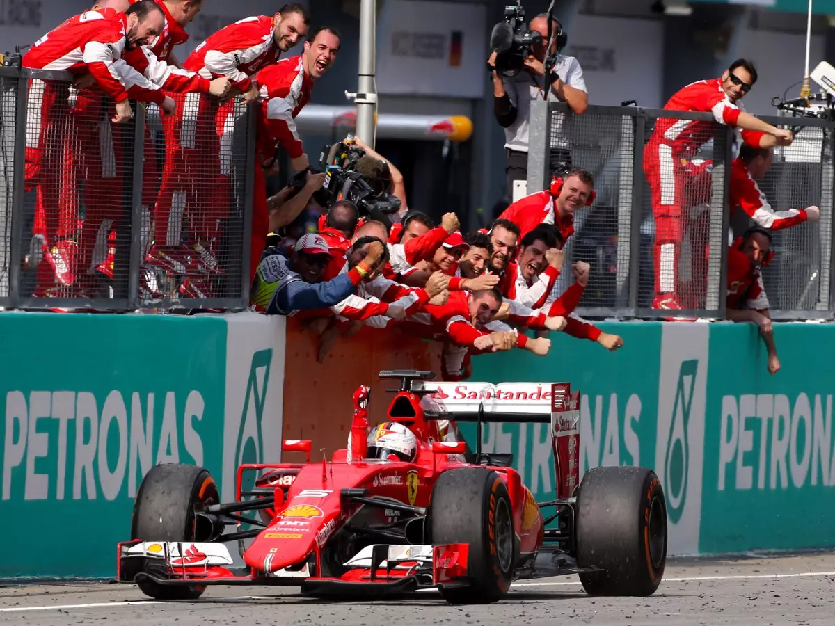 Sebastian Vettel Foto zur News: Pirelli: Ferrari siegte in Sepang mit früherem Lotus-Trick