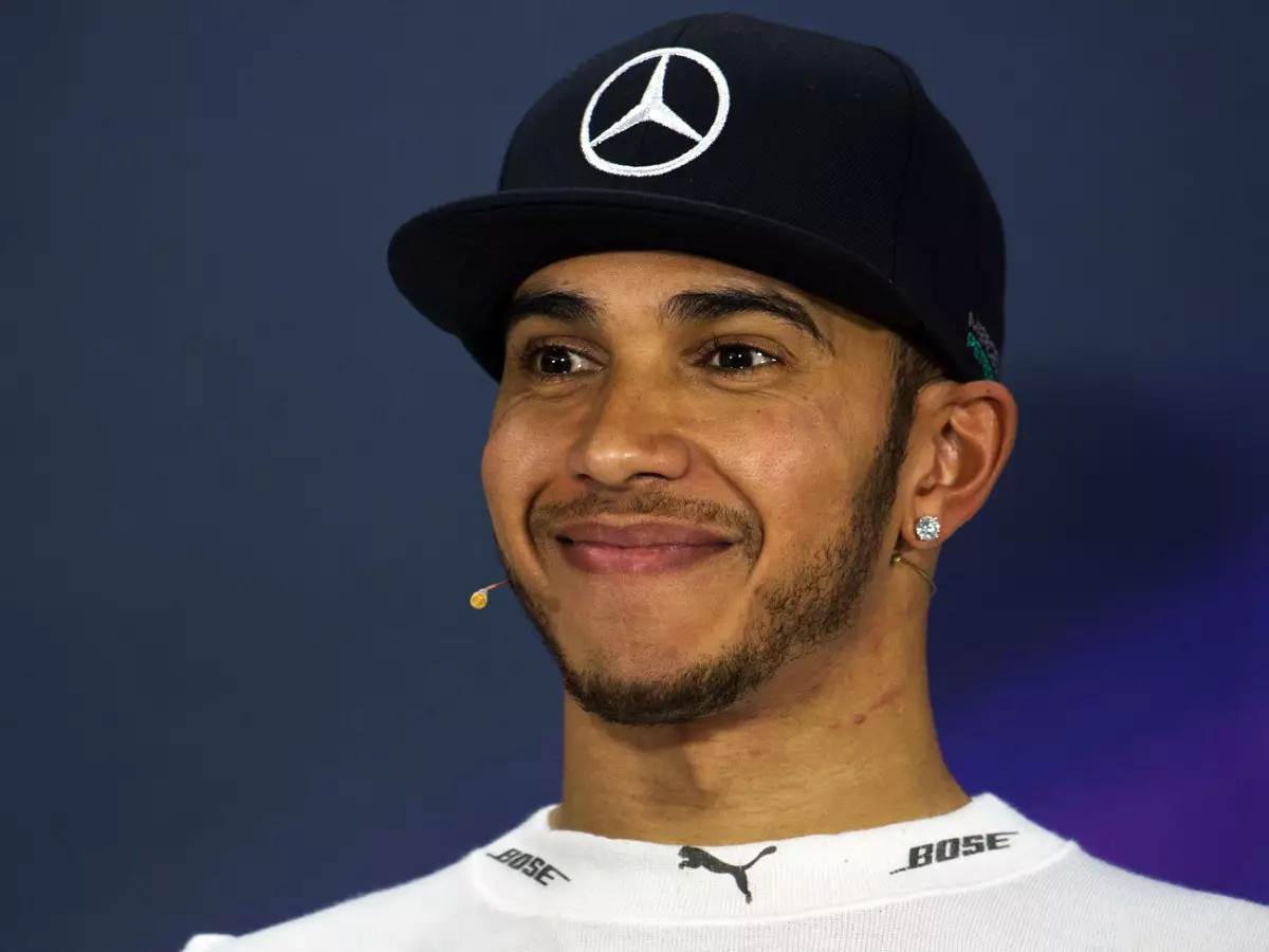 Lewis Hamilton Foto zur News: Hamilton lässt Rosberg auflaufen: "Zwei Finger am Lenkrad"