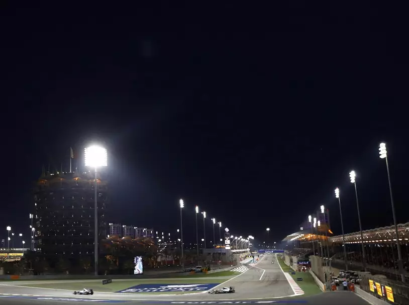 Lewis Hamilton, Nico Rosberg Foto zur News: Formel-1-Vorschau Bahrain: Sternenkrieg in der Wüstennacht?