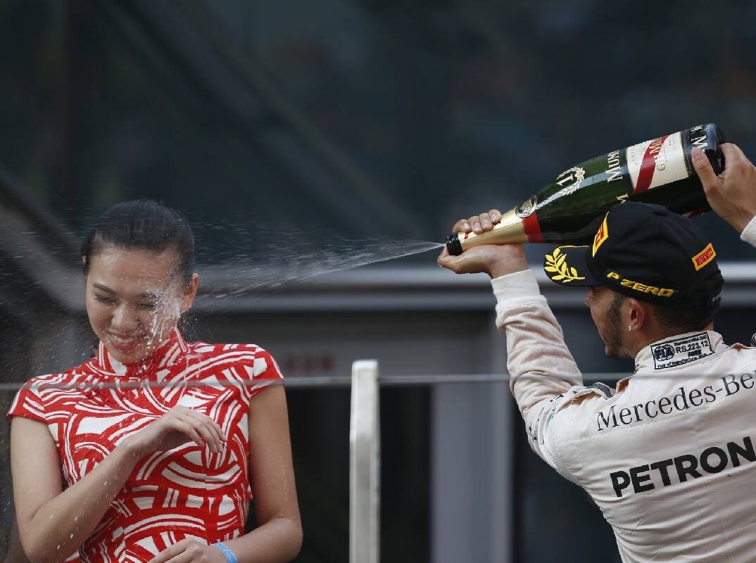 Foto zur News: Grid Girl nimmt Hamilton Champagner-Attacke nicht übel