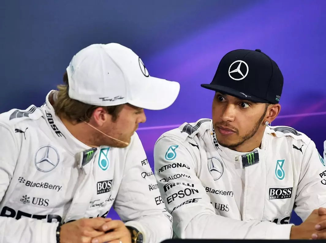 Nico Rosberg, Lewis Hamilton, Sebastian Vettel Foto zur News: Hamilton verhöhnt Rosberg: "Muss mir keine Sorgen machen"