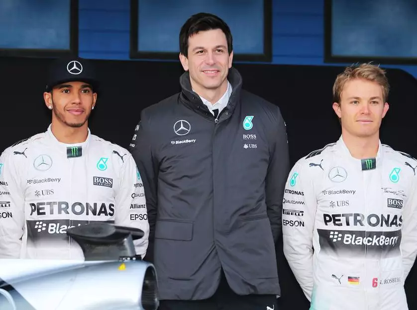 Lewis Hamilton, Toto Wolff, Nico Rosberg Foto zur News: Wolff in Sorge: Mercedes-Duell könnte überkochen