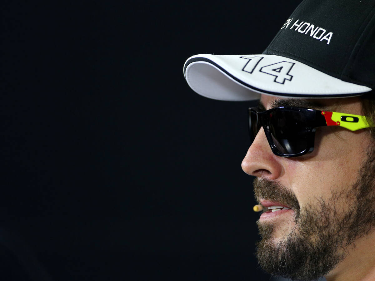 Foto zur News: Mit Sonnenbrille in PK: Augenentzündung bei Fernando Alonso
