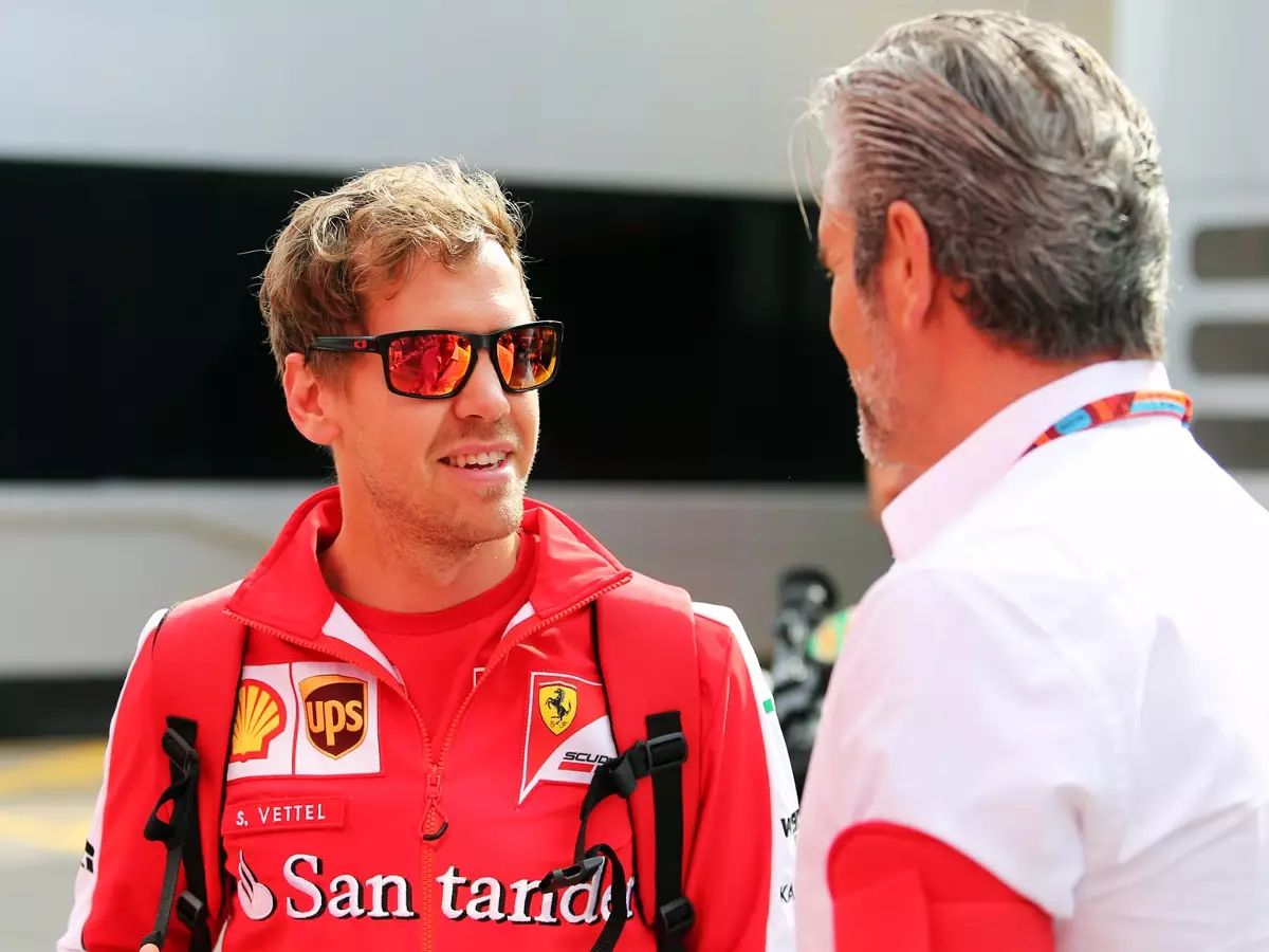 Sebastian Vettel, Maurizio Arrivabene Foto zur News: Sebastian Vettel: "Komme Mercedes hoffentlich mehr als nahe"