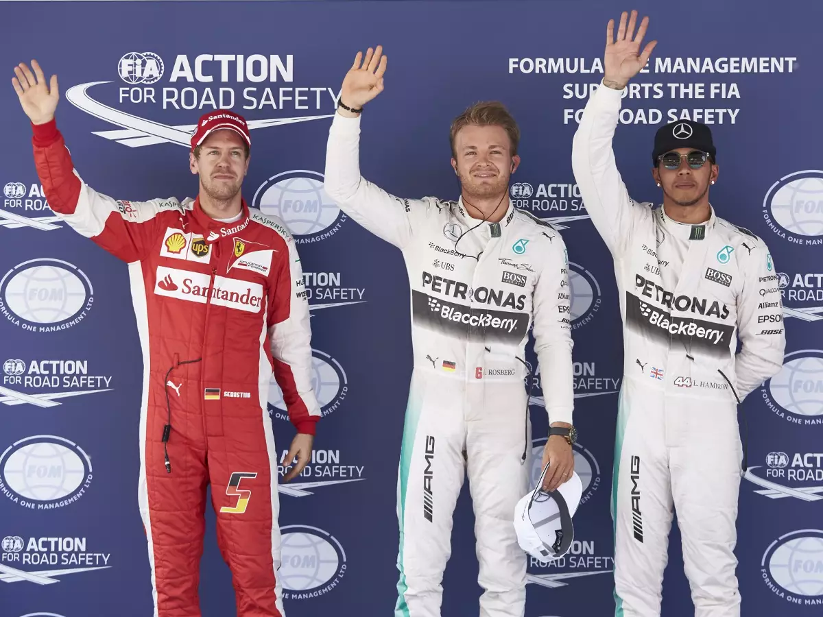 Nico Rosberg, Lewis Hamilton, Sebastian Vettel Foto zur News: Mercedes: Hoffentlich kein Barcelona-Trauma wie 2013