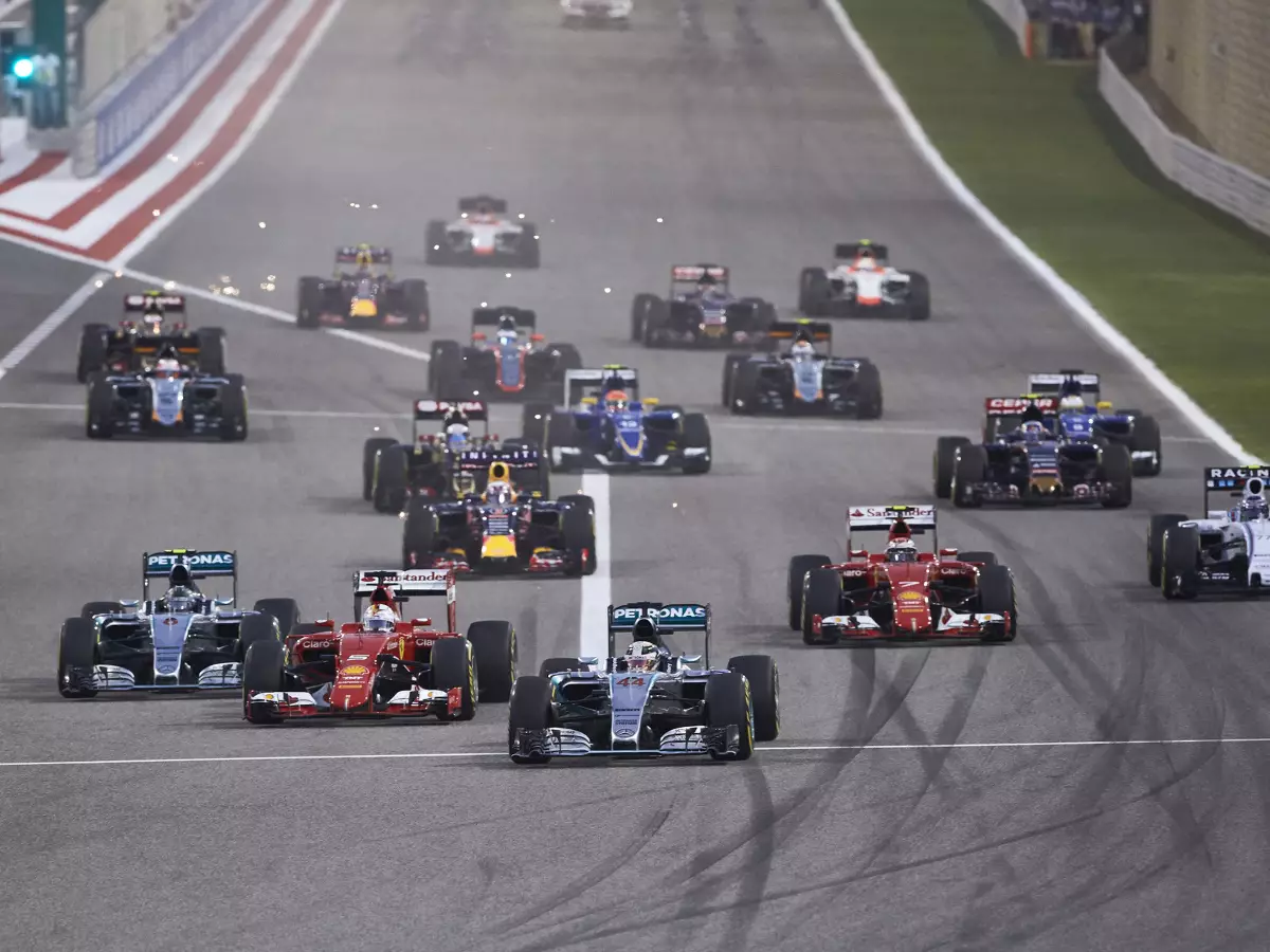 Lewis Hamilton, Sebastian Vettel, Kimi Räikkönen, Nico Rosberg Foto zur News: Mittelmäßige Starts: Mercedes bessert Kupplung nach