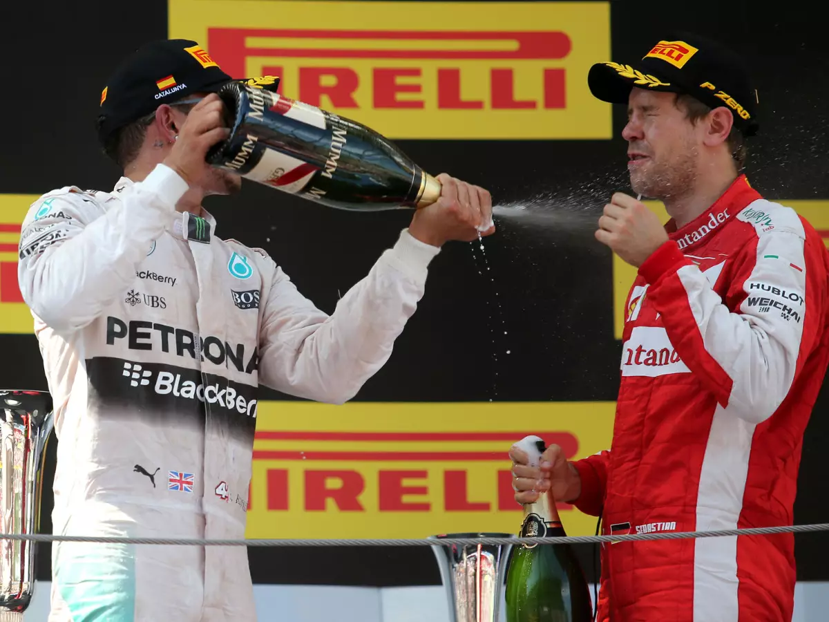 Lewis Hamilton, Sebastian Vettel Foto zur News: Ferrari: Wäre Hamilton mit drei Stopps zu knacken gewesen?