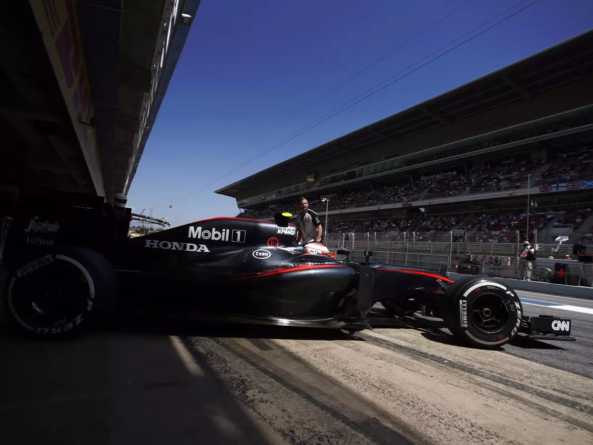 Jenson Button Foto zur News: Teamchef: McLaren-Honda ist "keine Kamikaze-Aktion"