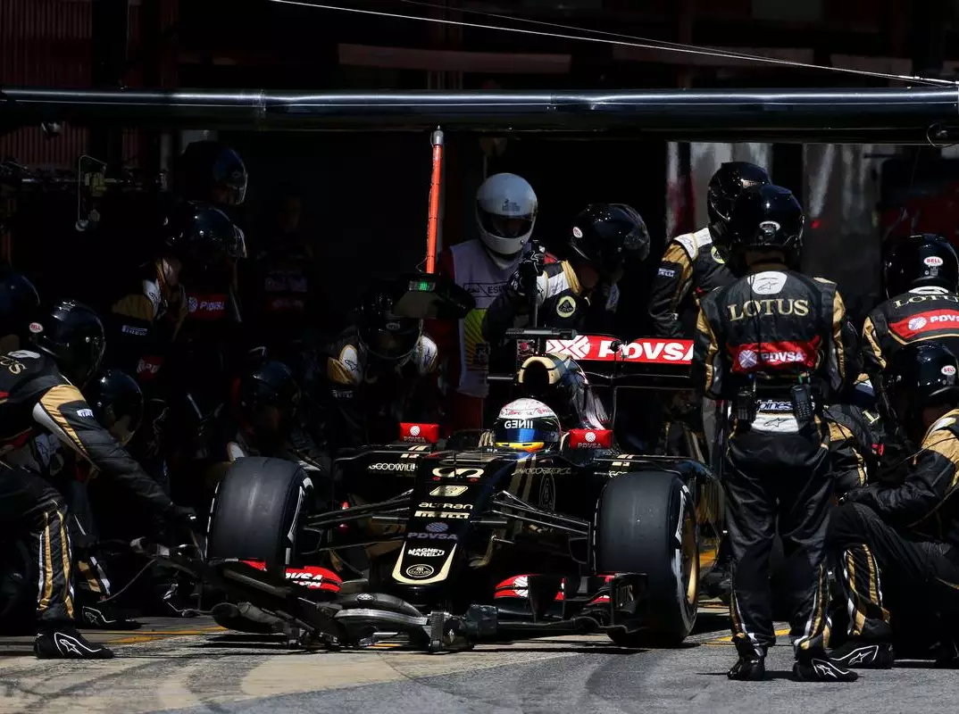 Foto zur News: Lotus-Boxencrew nach Barcelona-Schrecksekunde wohlauf