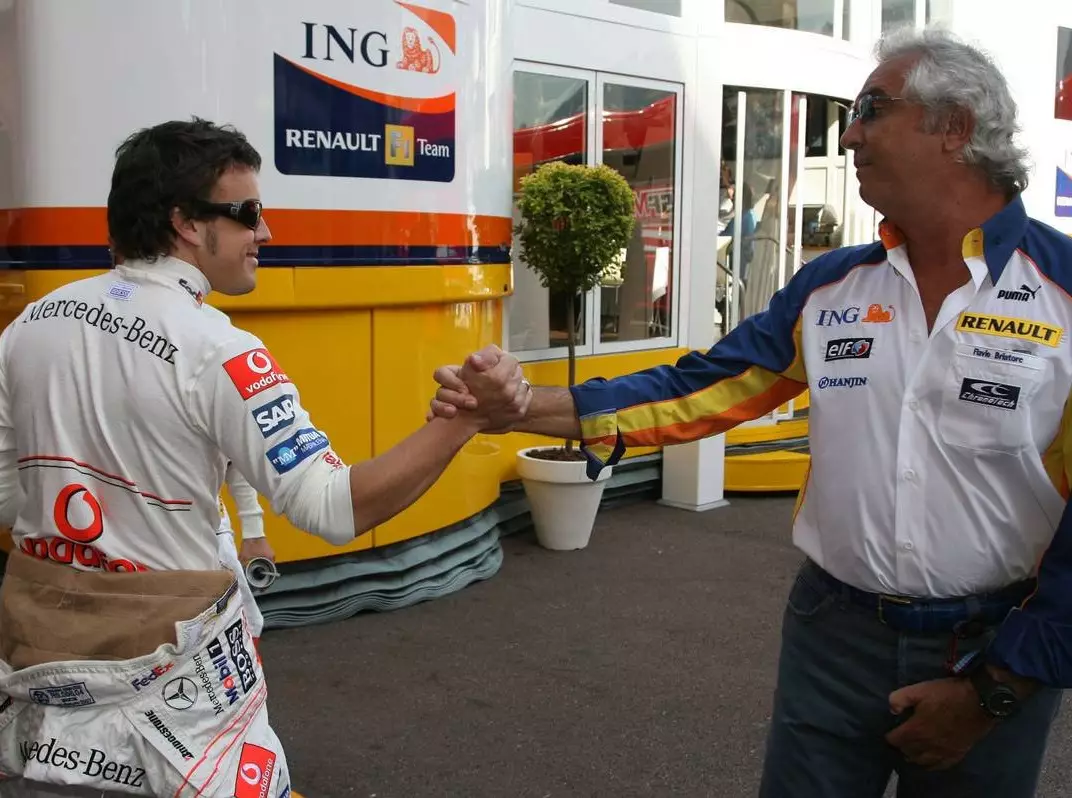 Foto zur News: Als Leibwache: Briatore begleitet Alonso zum Indy 500