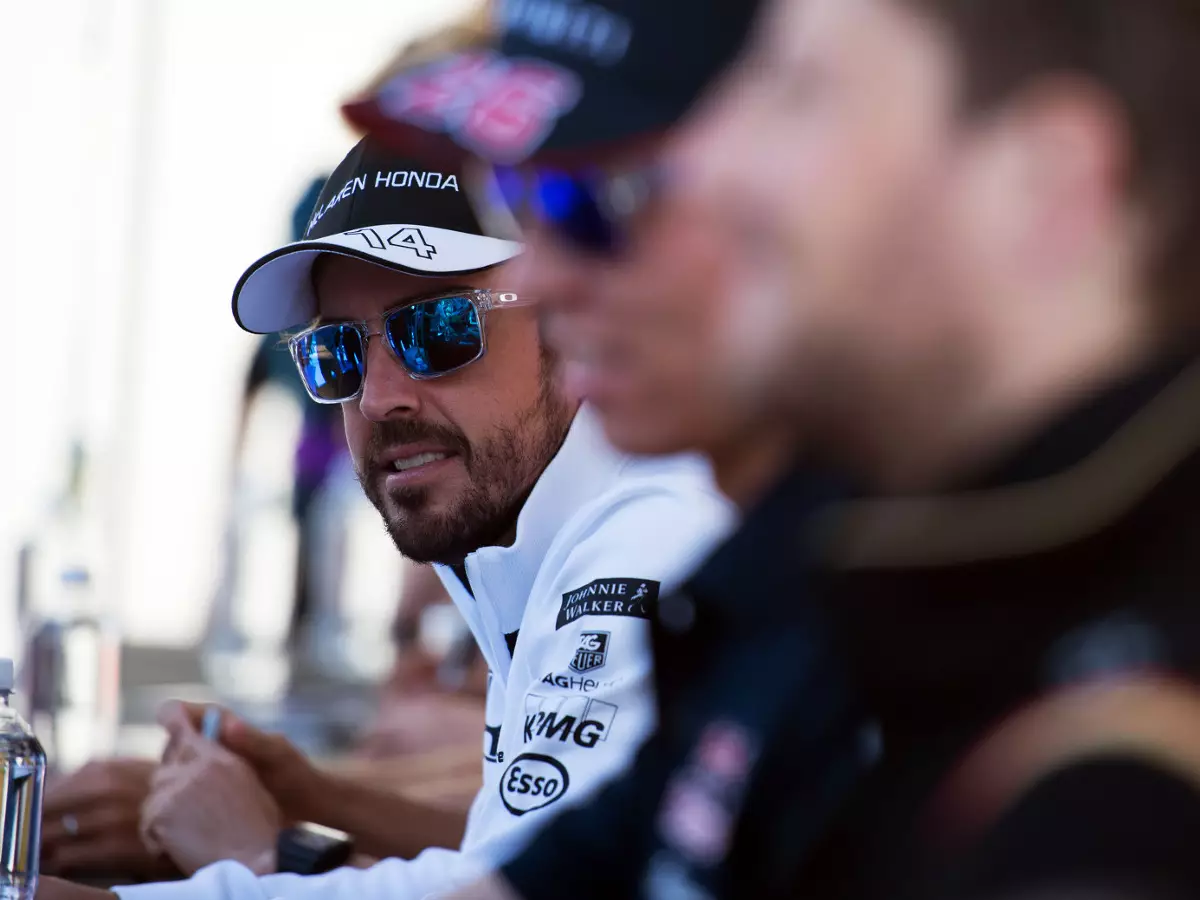Foto zur News: Formel 1 frustriert Alonso: Mehr Flugzeug-Pilot als Rennfahrer