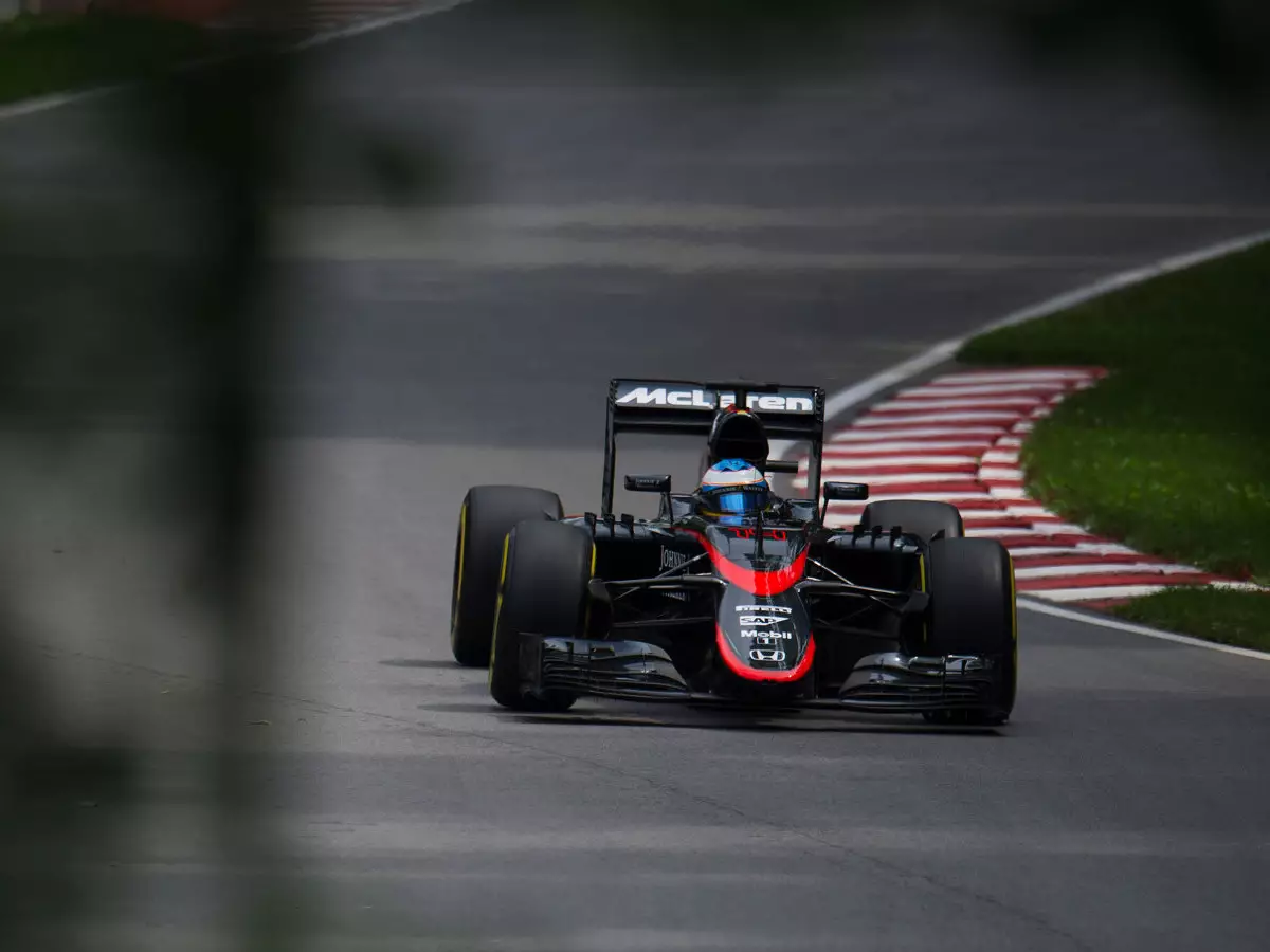 Foto zur News: McLaren-Honda in Montreal vor einem Berg von Arbeit