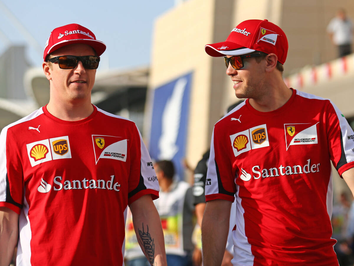 Foto zur News: Sebastian Vettel und Kimi Räikkönen flachsen über Gridgirls