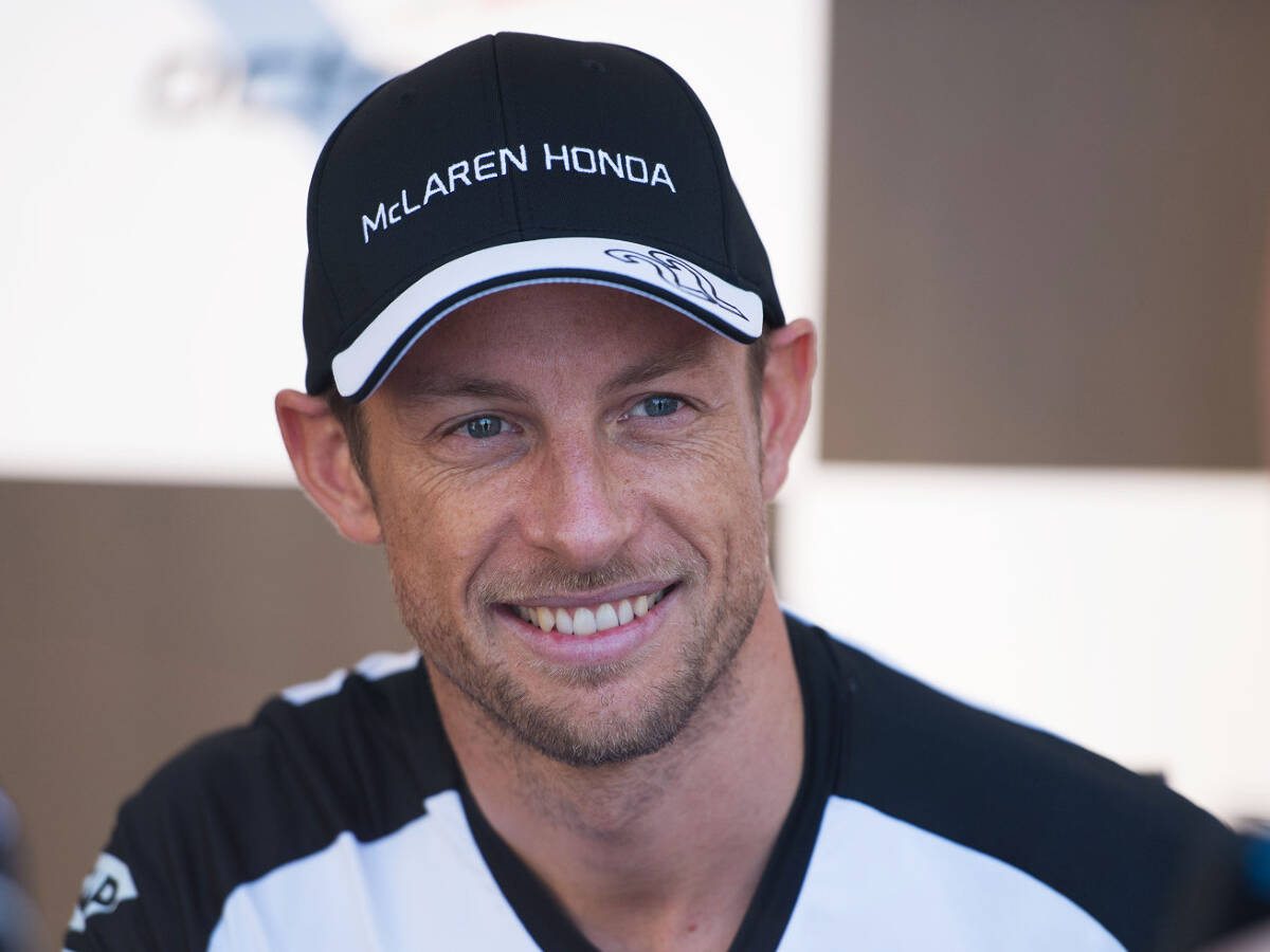 Foto zur News: Jenson Button: Große Strafe vor der Brust, 2011 im Kopf