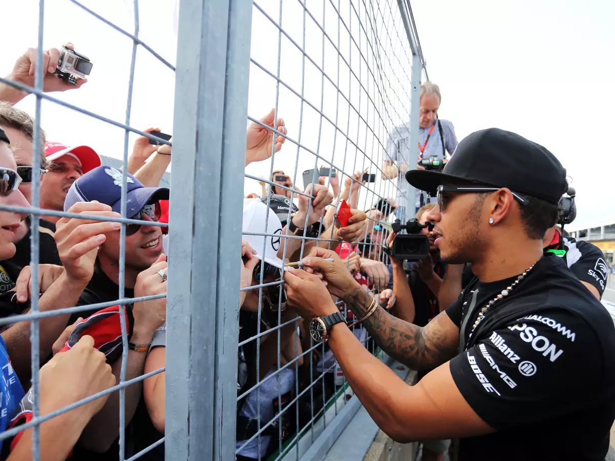 Lewis Hamilton Foto zur News: Lewis Hamilton: Wie Superman um den Globus