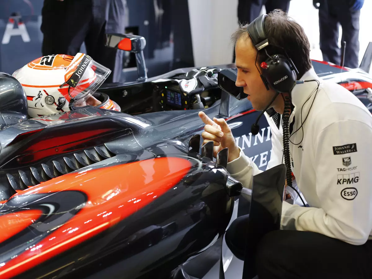 Jenson Button Foto zur News: Kann der Fahrer ein Formel-1-Auto noch alleine steuern?