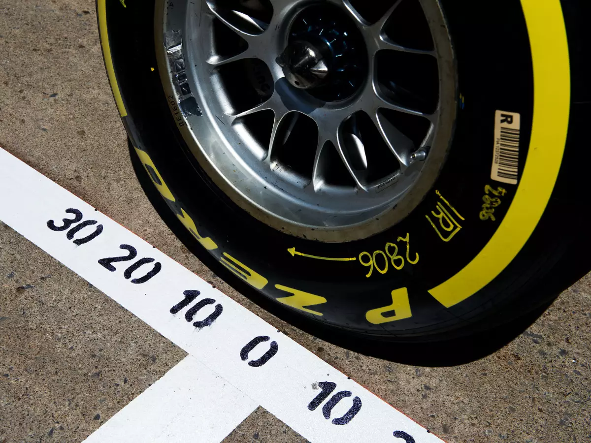 Foto zur News: Extreme Belastungen: Warum Pirelli in Silverstone hart bleibt