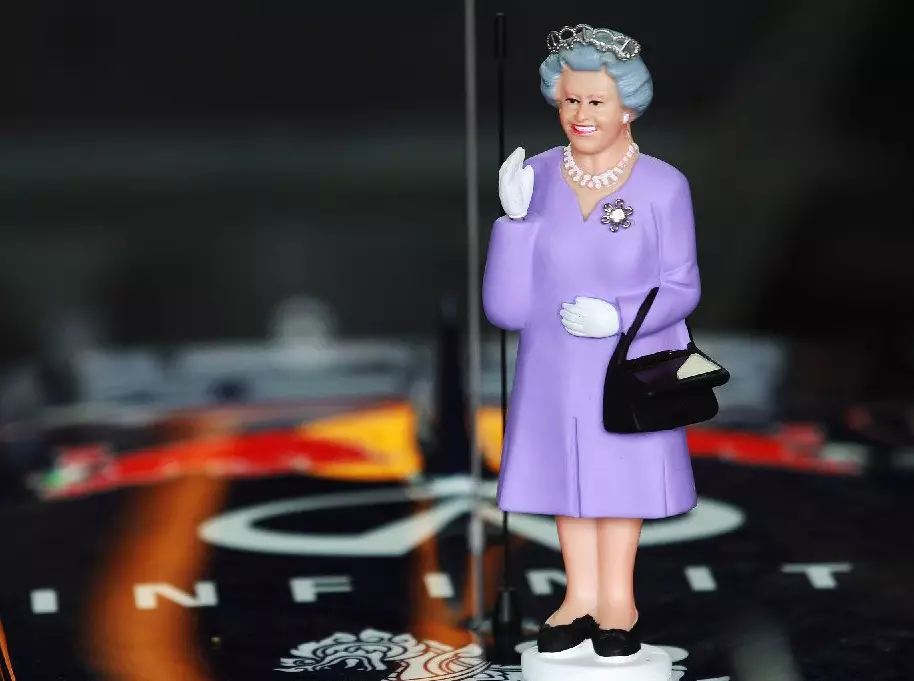 Foto zur News: Die Queen bringt Lewis Hamilton Manieren bei