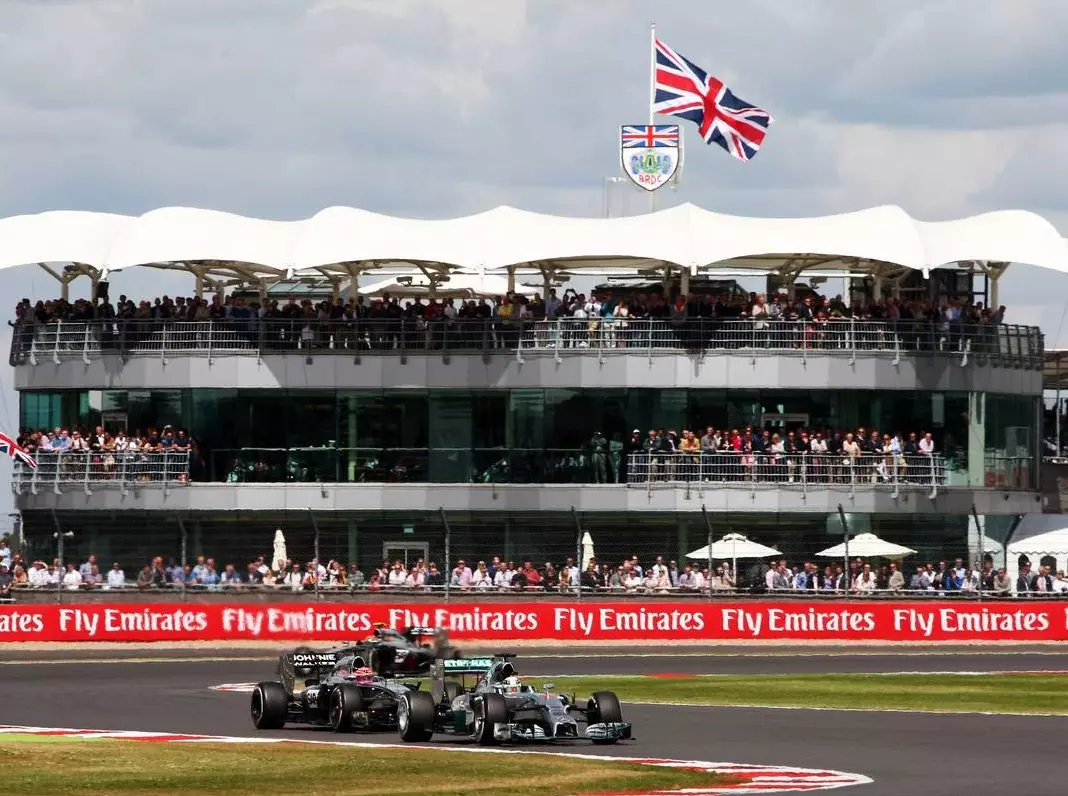 Lewis Hamilton, Jenson Button Foto zur News: Silverstone aus Motorensicht: Worauf es ankommt