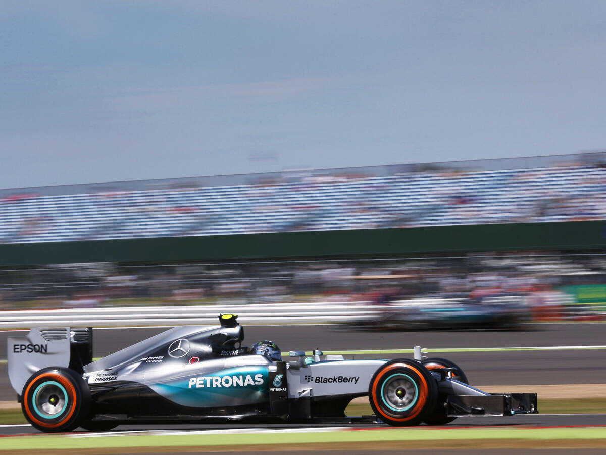 Foto zur News: Rosbergs Silberpfeil abgedeckt: Verwarnung für Mercedes