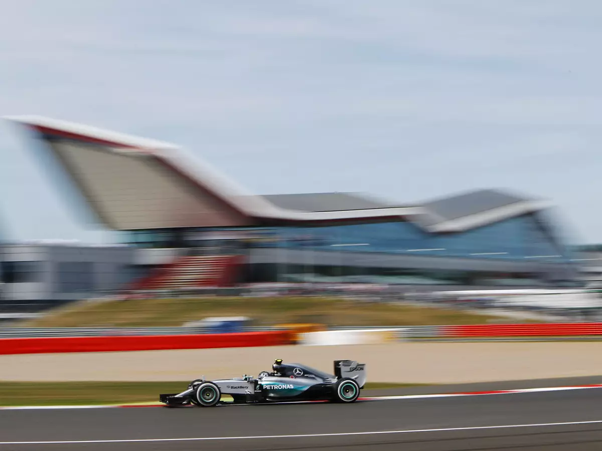 Nico Rosberg Foto zur News: Hitze in Silverstone: Pirelli sieht sich in Reifenwahl bestätigt
