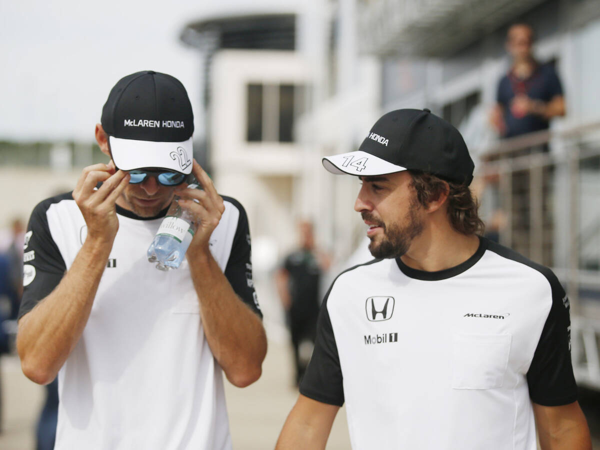 Foto zur News: Fernando Alonso: Q2 bis Singapur nicht in Sicht?