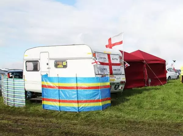 Foto zur News: Die Camper: Hamilton und Rosberg leben Tür an Tür