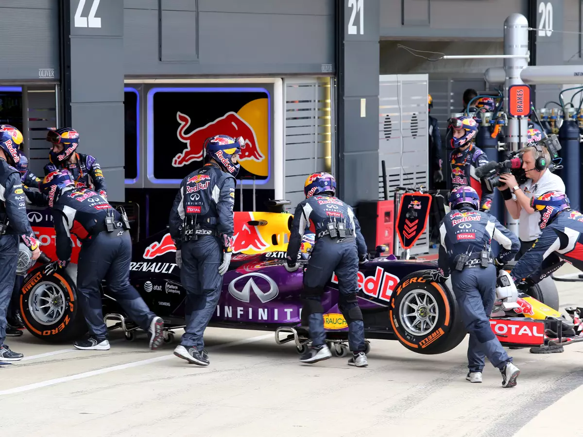 Foto zur News: Red Bull in Problemen: Technikpech und Taktikpatzer