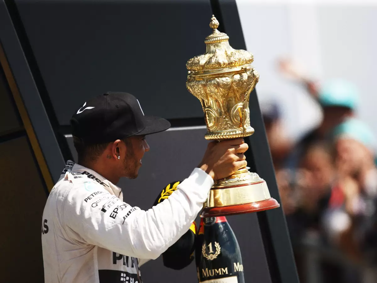 Foto zur News: Hamilton stolz auf historischen Pokal: Es geht um Wertigkeit