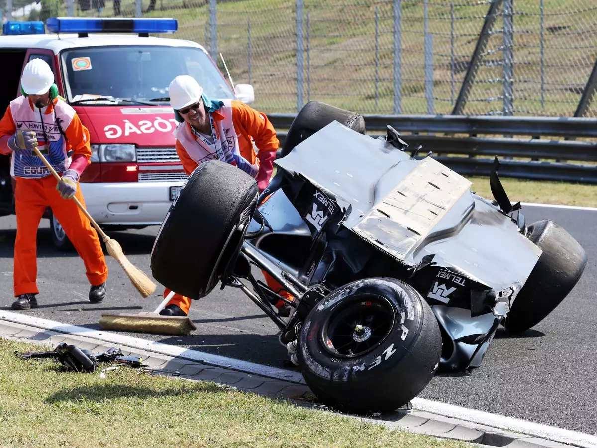 Foto zur News: Nach Perez-Überschlag: Force India zieht Autos zurück