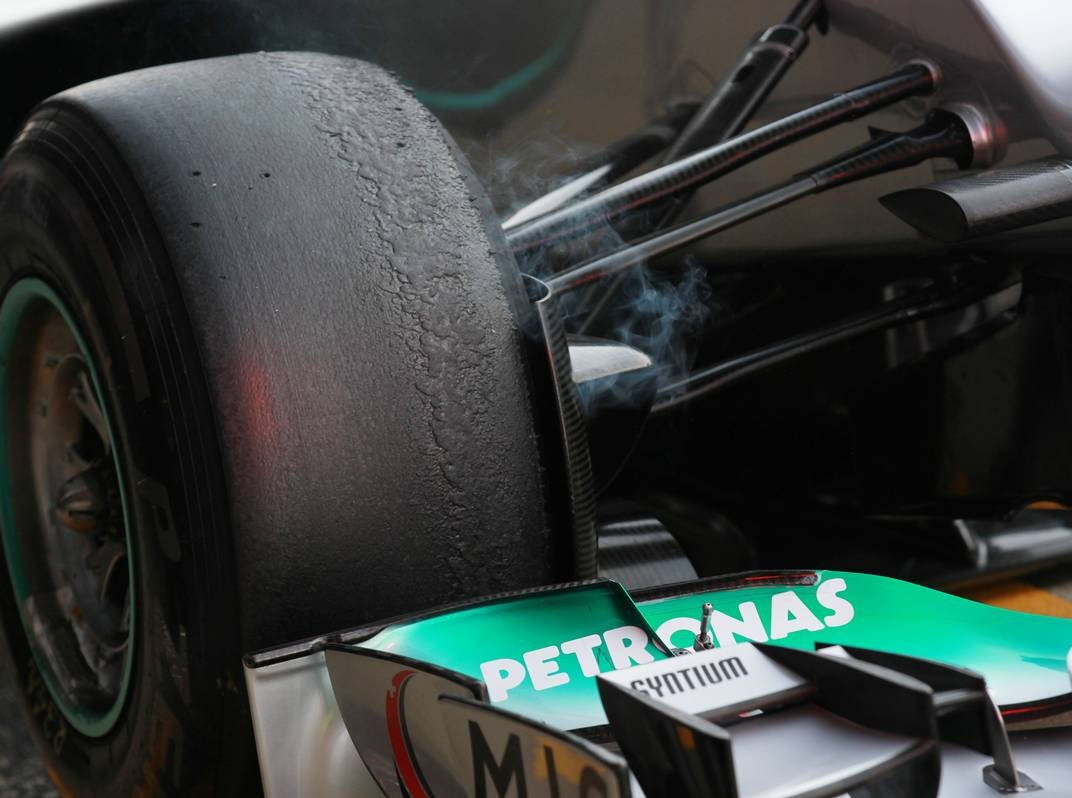 Foto zur News: Lewis Hamilton: Nico Rosberg hat gar keine Bremsprobleme