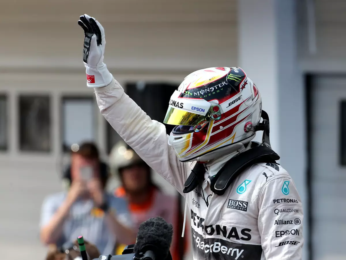 Lewis Hamilton Foto zur News: Formel 1 2015 Budapest: Hamilton versengt die Konkurrenz
