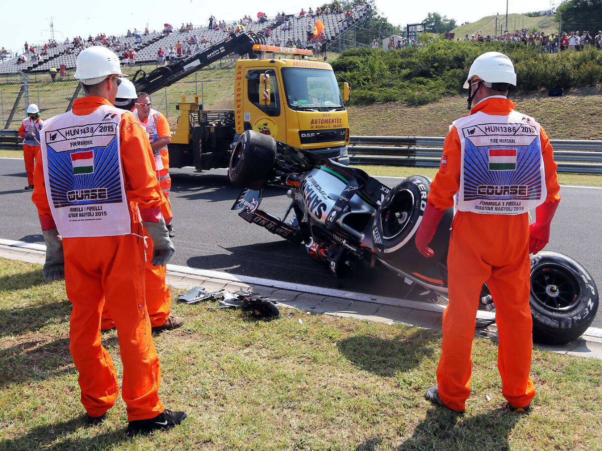 Foto zur News: Force India: Perez' Unfall durch langes Randstein-Räubern