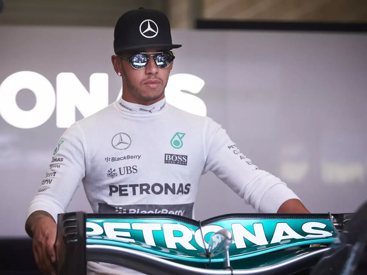 Foto zur News: Lewis Hamilton: Social-Media-Fauxpas mit Sturmgewehr