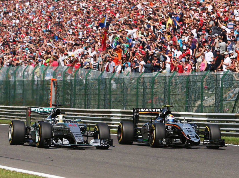 Foto zur News: Erste Runde gegen Perez: Lewis Hamiltons Sieg in Gefahr