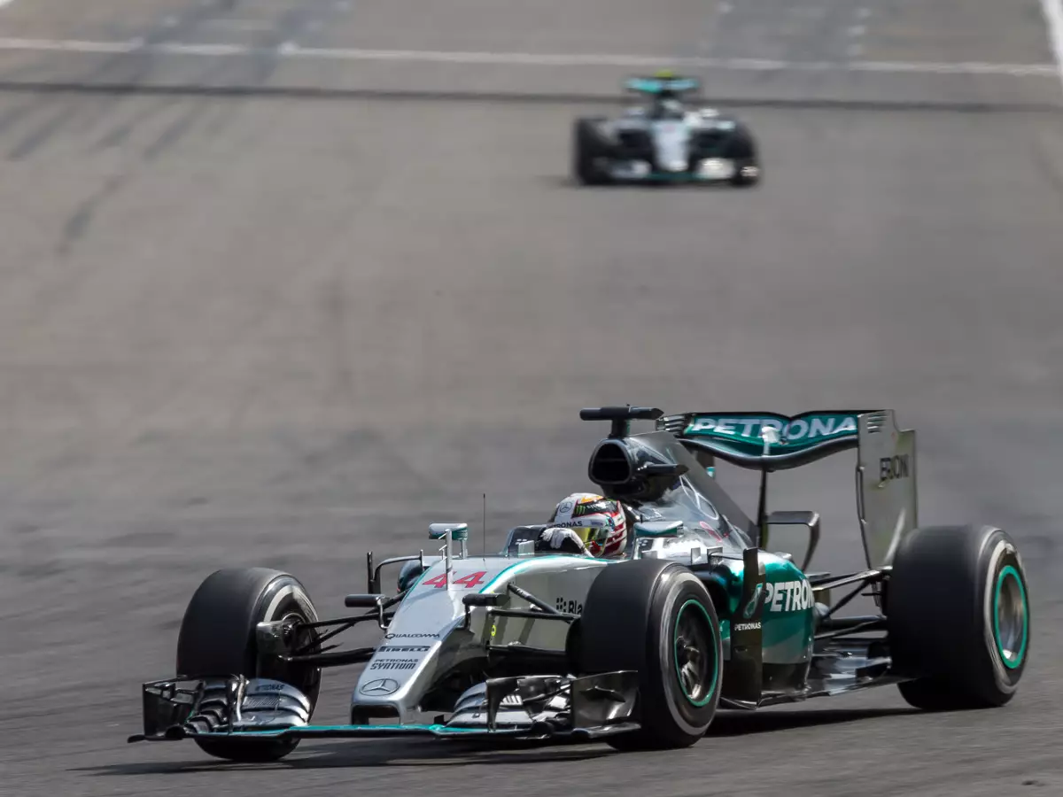 Foto zur News: Titelkampf 2015: Lewis Hamilton liegt perfekt auf Kurs