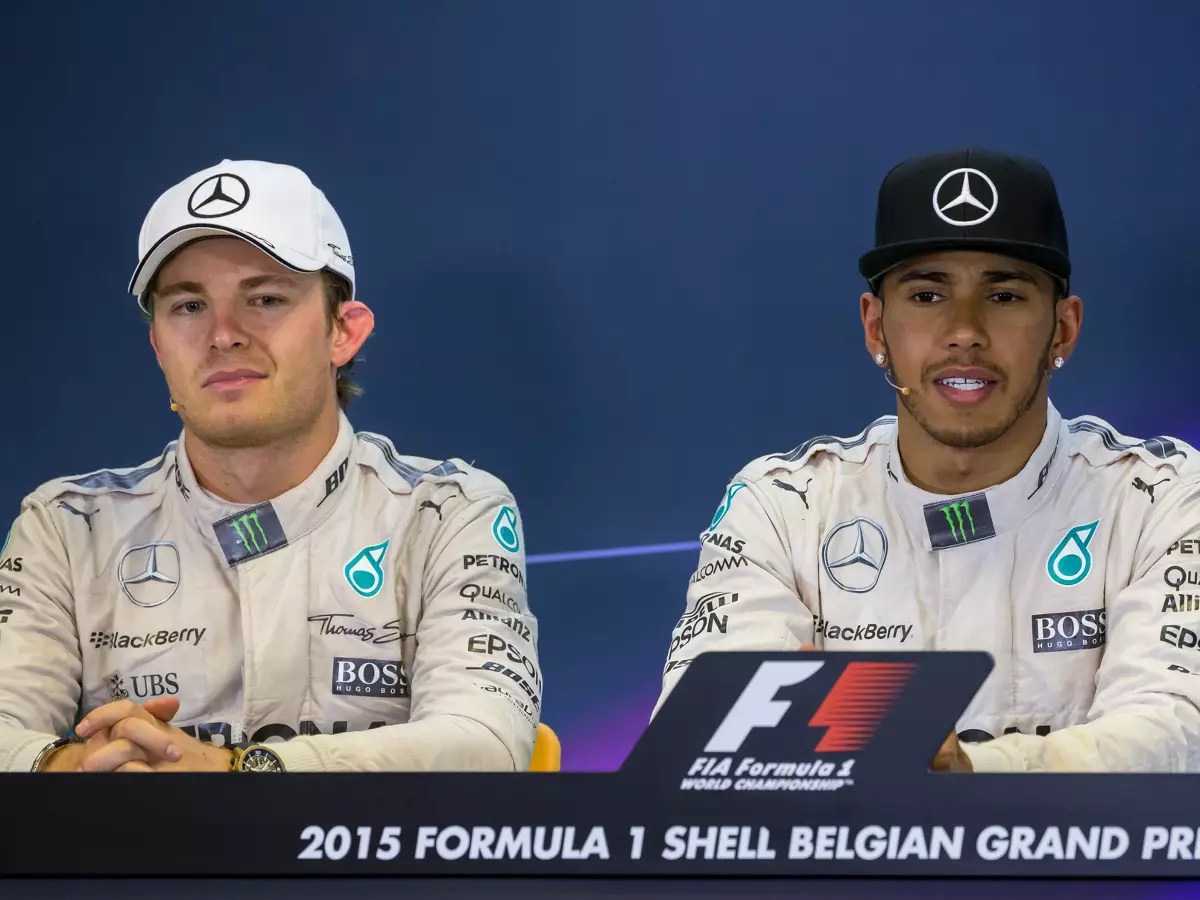 Nico Rosberg, Lewis Hamilton Foto zur News: Lewis Hamiltons zweiter Boxenstopp: Nur nicht Nico Rosberg!