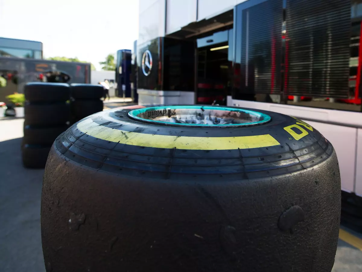 Pirelli-Reifen Foto zur News: Pirelli und der Druck: In Singapur alles im grünen Bereich?