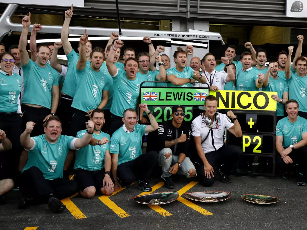 Lewis Hamilton Foto zur News: Lewis Hamilton stark wie nie: Rivalen zittern, Mercedes staunt